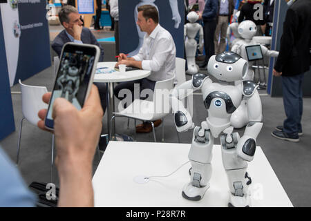 CEBIT 2018, der weltweit größten IT-Messe, Hannover, Deutschland, stand der Firma SoftBank Robotik, Roboter als Dienstleister, in Geschäften, Hotels, Ho Stockfoto