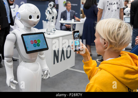 CEBIT 2018, der weltweit größten IT-Messe, Hannover, Deutschland, stand der Firma SoftBank Robotik, Roboter als Dienstleister, in Geschäften, Hotels, Ho Stockfoto