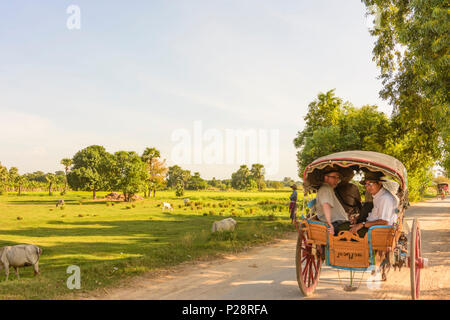 Inwa (Ava), Pferdewagen, Touristen, Stupa, Mandalay, Myanmar (Birma) Stockfoto