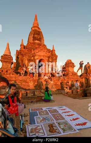 Bagan, Tempel Taung Guni Paya, Touristen Sonnenaufgang beobachten, Souvenir Hawker, Mandalay, Myanmar (Birma) Stockfoto