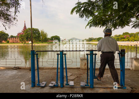 Mandalay, Mandalay, Palast, mit Wasser gefüllten Graben, Bastion, Mandalay Hill, Übung Maschine, Mandalay, Myanmar (Birma) Stockfoto