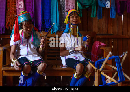 Ywama, Kayan Lahwi (padaung) langen Hals Mädchen Frau Spinnen, Weben Webstuhl, Inle See, Shan Staat, Myanmar (Birma) Stockfoto