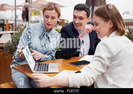 Drei Unternehmen Führer ihr Team Freude an der Arbeit Stockfoto