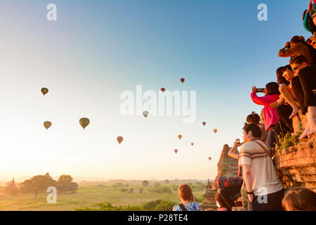 Bagan, Touristen beobachten Sonnenaufgang vom Tempel, Tempeln, Stupas, Mandalay, Myanmar (Birma) Stockfoto