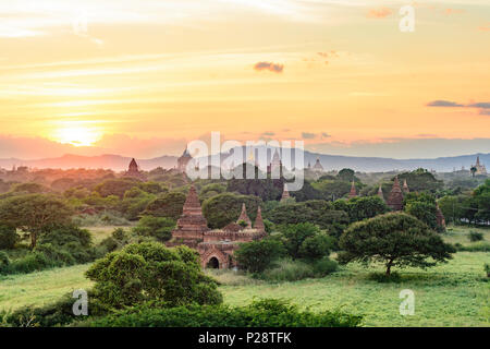 Bagan, thatbyinnyu Tempel, Ananda Tempel, Tempel in Bagan, stupa Tan Kyi Paya auf Berg, Mandalay, Myanmar (Birma) Stockfoto