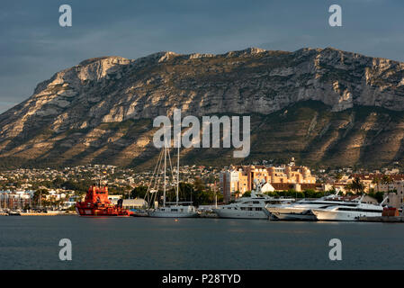 Boote und Segelboote im Hafen von Denia, Montgo Berg im Hintergrund, Denia, Alicante, Valencia, Spanien Stockfoto