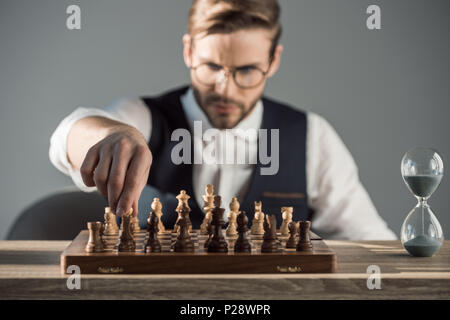Selektiver Fokus der fokussierten junge Unternehmer Schach spielen Stockfoto
