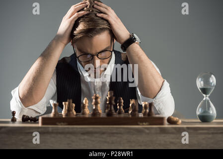 Junge Unternehmer in Brillen Schach spielen konzentriert Stockfoto
