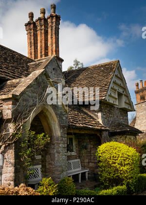 Großbritannien, England, Bristol, Henbury, blaize Weiler, Immobilien Landhaus mit Stein Dach und Taubenschlag im Gable End, um Village Green Stockfoto