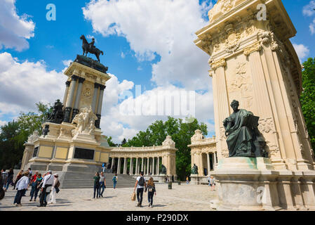 Madrid Park Sommer, Blick auf die Alfonso XII Denkmal in der Mitte des Parque del Retiro in Madrid, Spanien. Stockfoto