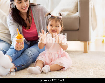 Baby Mädchen mit Mutter zu Hause Geburtstag Stockfoto