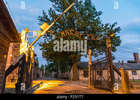 "Arbeit macht frei"-Schild über dem Haupteingang Gateway nach Auschwitz-Birkenau (Auschwitz I) Konzentrationslager in der Nähe von Oswiecim, Polen. Diese Deutsche p Stockfoto