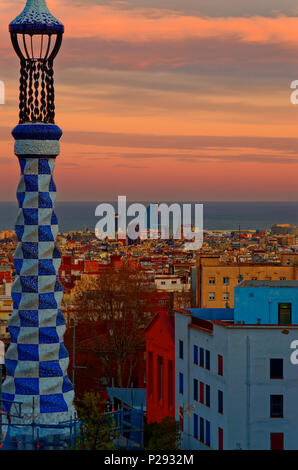 Barcelona, Spanien - 26. März 2015: Stadtbild der Barcelona bei Sonnenuntergang mit einem Teil des Park Güell Eingang Turm im Vordergrund und W Barcelona Hotel i Stockfoto