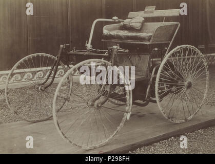 [Sammlung Jules Galan. / Sportliche]: T. 9. Année 1899/Jules Beau [Sammlung Jules Galan. / Sportliche]: T. 9. Année 1899/Jules Beau: F. 38. Ancêtres de l'Automobile; Première voiture construite par Gotlieb Daimler; première Tri à Vapeur, Angleterre, 1881; Tri à Vapeur et De Dion Bouton, 1885; première Bicycle à Pétrole, 1885; 170 La Première voiture Automobile de Gottlieb Daimler (par Jules Beau en 1899, un-quadricycle de 1889) Stockfoto