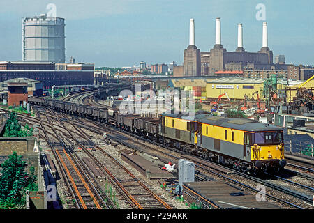 Ein paar der Klasse 73 Elektro Diesellokomotiven Nummern 73110 und 73105 arbeiten die Ingenieure Bahnübergang Factory Kreuzung bei Wandsworth Road am 6. August 1992. Stockfoto