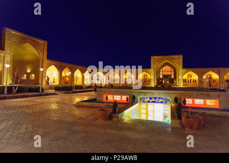 Isfahan, Iran - 20. März 2018: Innenhof der Schah Abbasi oder Madar Shah Karawanserei bei Nacht Stockfoto