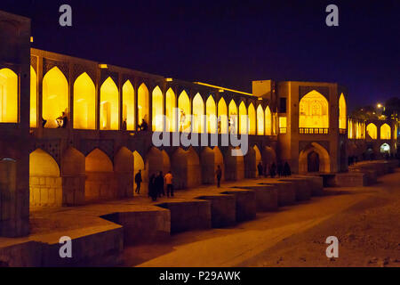 Isfahan, Iran - 20. März 2018: Khaju Brücke über chemische Zayandeh Fluss in der Nacht im Frühling Stockfoto