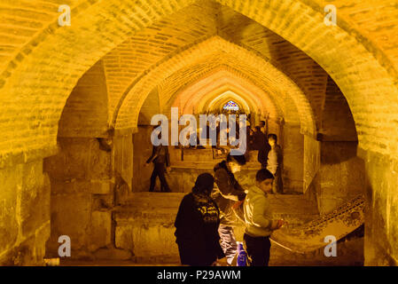 Isfahan, Iran - 20. März 2018: iranische Personen innerhalb Khaju Brücke bei Nacht im Frühjahr Stockfoto