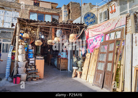 Isfahan, Iran - 21. März 2018: Antiquitäten im Innenhof an der Grand Bazaar Stockfoto