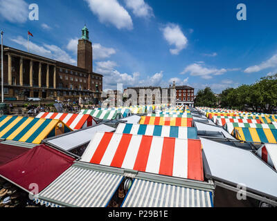 Norwich, Norwich City Center. Im späten 11. Jahrhundert mit rund 200 Ständen gegründet. Die besten großen Markt im Freien in Großbritannien gestimmt. Stockfoto