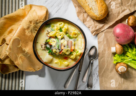 Cremige Italienisch Tortellini wilder Reis Suppe mit Gemüse Stockfoto