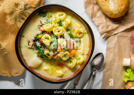 Cremige Italienisch Tortellini wilder Reis Suppe mit Gemüse Stockfoto