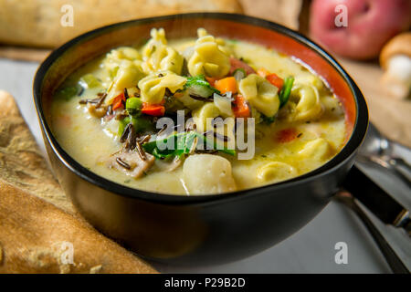 Cremige Italienisch Tortellini wilder Reis Suppe mit Gemüse Stockfoto