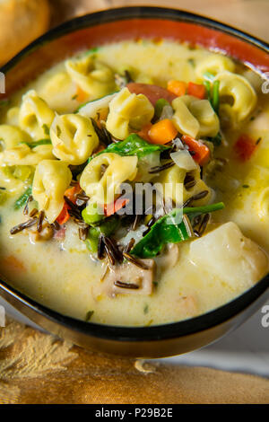 Cremige Italienisch Tortellini wilder Reis Suppe mit Gemüse Stockfoto