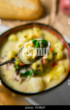 Cremige Italienisch Tortellini wilder Reis Suppe mit Gemüse Stockfoto