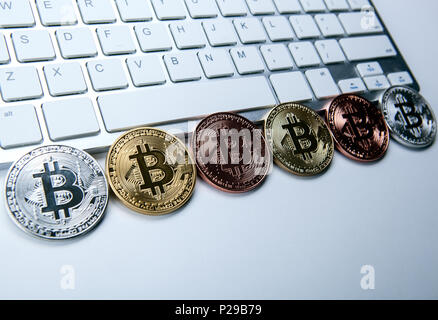 Sechs Münzen von bitcoin auf weißer Laptop PC-Tastatur closeup Stockfoto