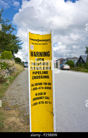 Warnzeichen für eine vorhandene Kinder Morgan Pipeline unter einer Wohnstraße in Burnaby, British Columbia, Kanada. Stockfoto