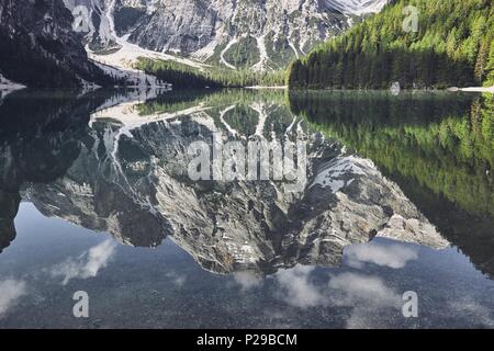 Spiegelung des Berges im Wasser. Herrliche Aussicht auf den Pragser See (Lago di Baraies) in den Alpen, Italien. Stockfoto