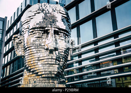 Die berühmten drehbaren 42-Schicht Skulptur von Franz Kafkas Kopf von David Cerny, Prag, Tschechische Republik Stockfoto