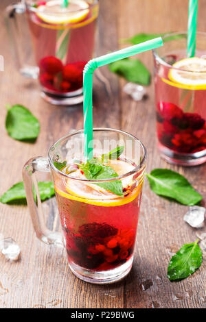 Limonade von Beeren mit Zitrone und Pfefferminze. Sommer trinken Präsentation. Stockfoto