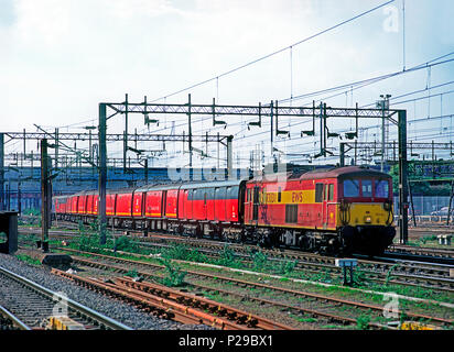 Ein Paar Elektro-Diesel-Lokomotiven der Klasse 73 mit den Nummern 73131 und 73136, die am 17. März 2003 am Willesden Junction den Zug der Travelling Post Office überqueren. Stockfoto