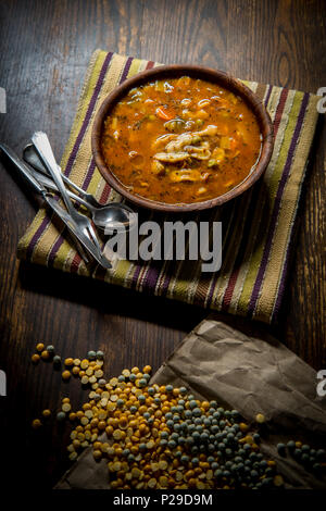 Rustikale hausgemachte herzhafter Tomaten Gemüse Suppe in eine hölzerne Schüssel Stockfoto