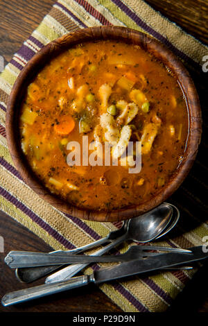 Rustikale hausgemachte herzhafter Tomaten Gemüse Suppe in eine hölzerne Schüssel Stockfoto
