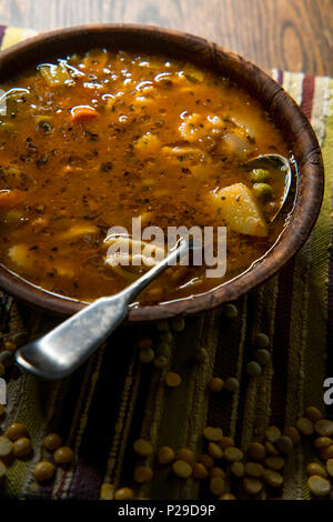 Rustikale hausgemachte herzhafter Tomaten Gemüse Suppe in eine hölzerne Schüssel Stockfoto
