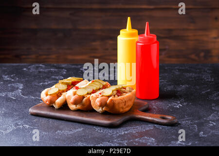 Bild von Hotdogs auf schneidebrett am Tisch Stockfoto