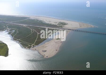 Luftaufnahme des Texas Gulf Coast, Galveston Island, USA. Haze aufgrund der warmen Witterung. Blick auf San Luis Beach, San Luis Pass und Pointe West. Stockfoto