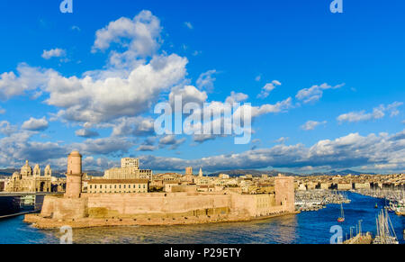 Marseille, Frankreich, März 2018, Fort St Jean am Mittelmeer an diesem Eingang des Alten Hafens und der Kathedrale „La Major“ dahinter. Stockfoto