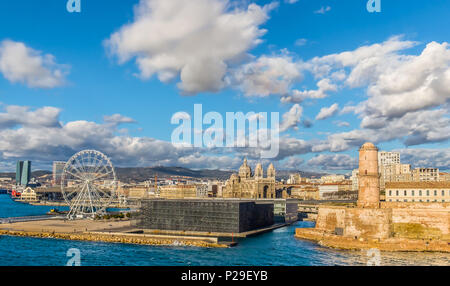Marseille, Frankreich, März 2018, Fort St Jean am Mittelmeer an diesem Eingang des Alten Hafens, der Kathedrale „La Major“ und des Mucem Stockfoto