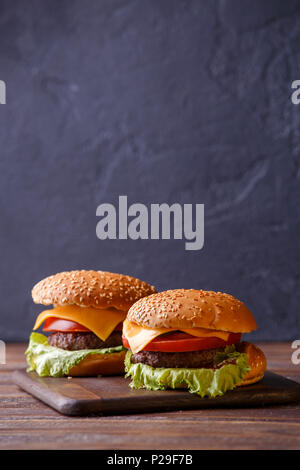 Bild von zwei Hamburger auf hölzernen Tisch Stockfoto