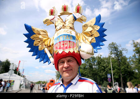 Ein Russland Fan im Vorfeld der FIFA WM 2018, Gruppe, ein Gleiches an der Luzhniki Stadion, Moskau. Stockfoto