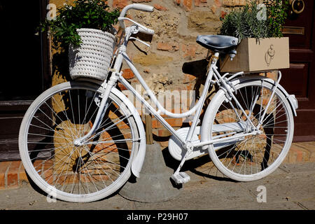 Weiß Damen Fahrrad gegen die Steinwand gelehnt, Toskana, Italien Stockfoto