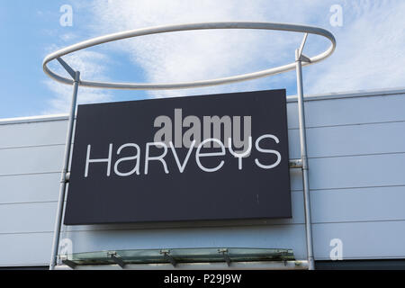 Die Außenseite des Harveys Möbel Shop mit Zeichen, Großbritannien Stockfoto