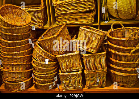 Gewebte Körbe in allen Formen und Größen auf Verkauf in der beliebten Dille & Kamile Store für trendy Haushaltswaren waren im Zentrum von Brügge oder Brügge, Belgien Stockfoto