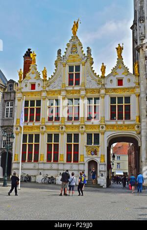 Touristen posieren für Fotos vor der Alten Standesamt (Paleis van het Brugse Vrije) Burgplatz Brügge oder Brügge, Belgien Stockfoto