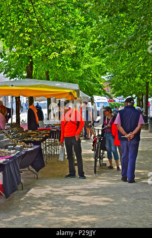 Touristen und Besucher Durchsuchen ein Flohmarkt auf der Seite des Kanals, schlängelt sich durch das Stadtzentrum von Brügge oder Brügge, Belgien Stockfoto