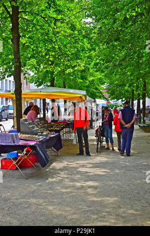 Touristen und Besucher Durchsuchen ein Flohmarkt auf der Seite des Kanals, schlängelt sich durch das Stadtzentrum von Brügge oder Brügge, Belgien Stockfoto